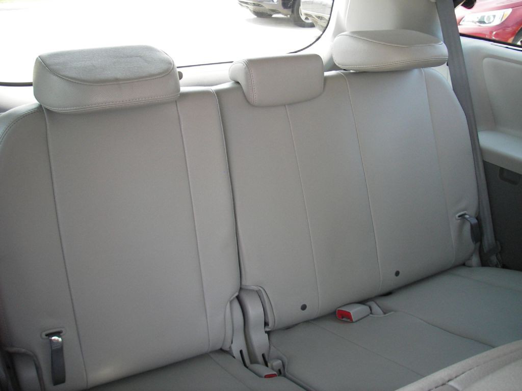2013 Toyota Sienna Image 29