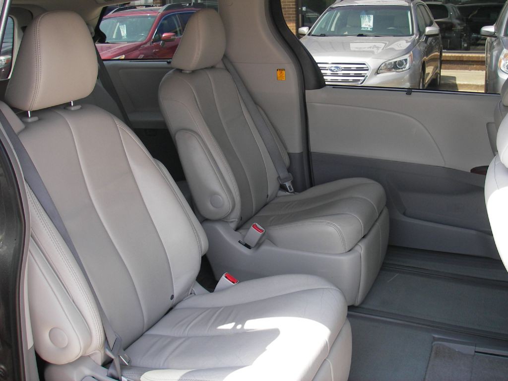 2013 Toyota Sienna Image 30