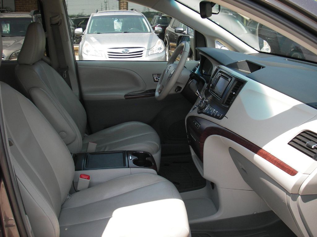 2013 Toyota Sienna Image 32