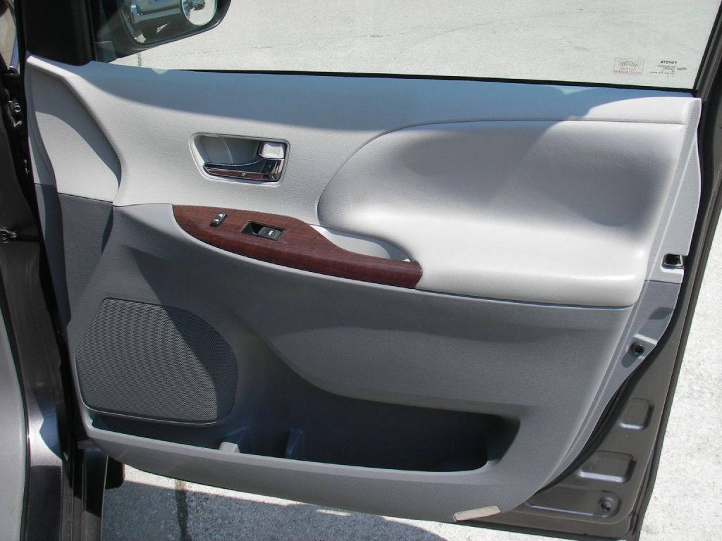 2013 Toyota Sienna Image 34