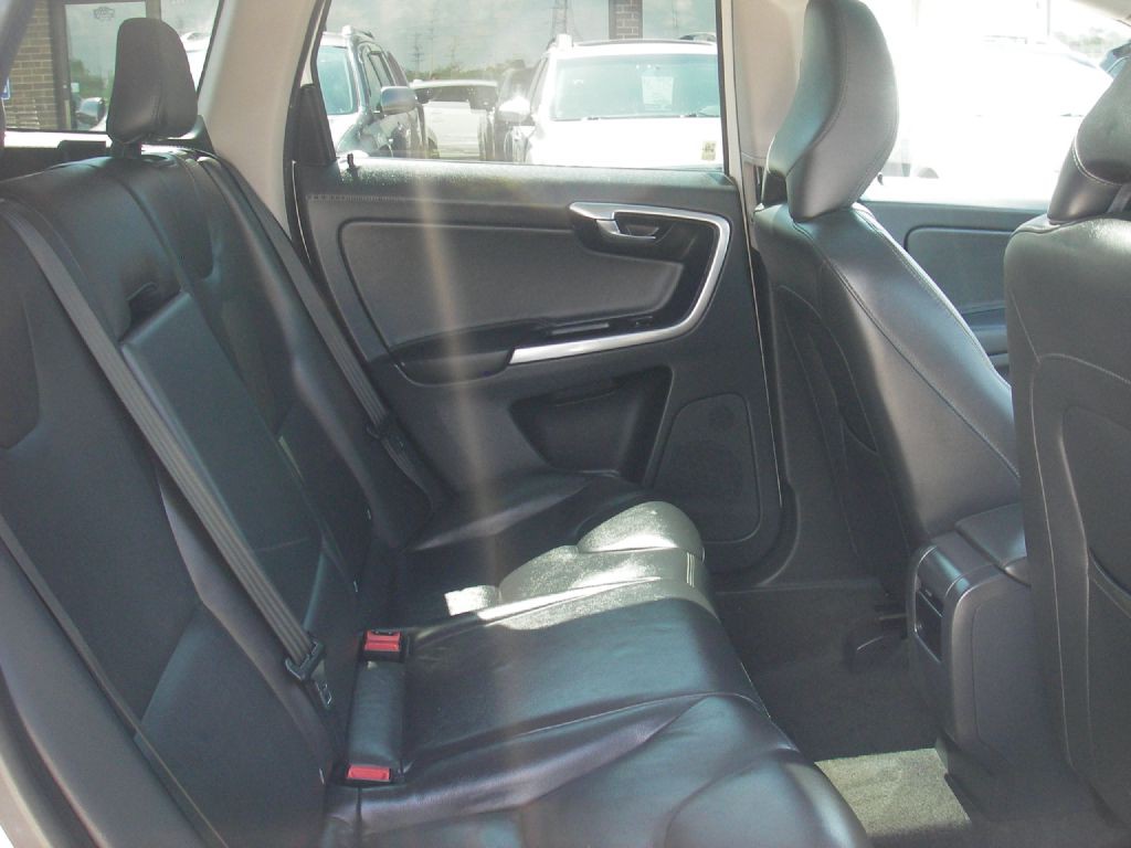 2015 Volvo XC60 Image 28