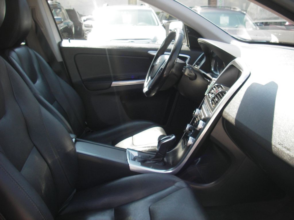 2015 Volvo XC60 Image 30