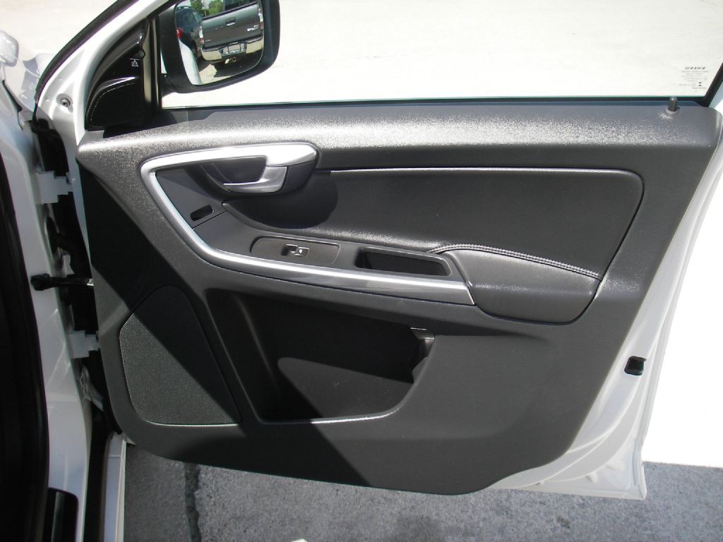 2015 Volvo XC60 Image 32