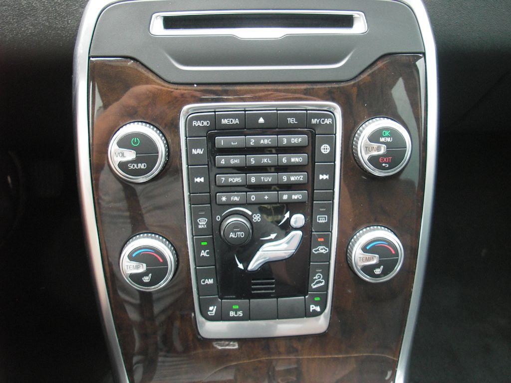 2015 Volvo XC70 Image 22