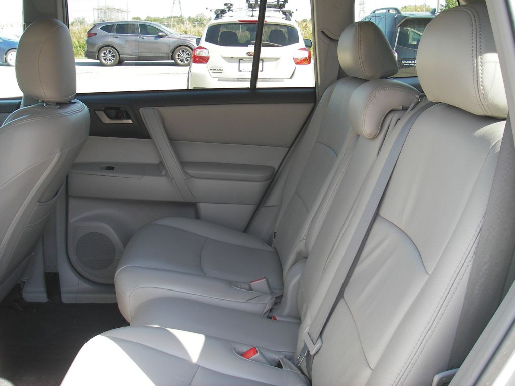 2011 Toyota Highlander Image 25