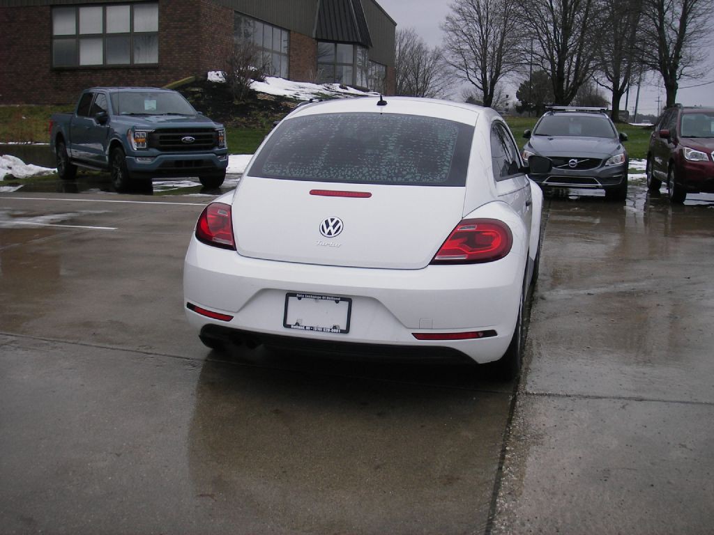 2017 Volkswagen Beetle Image 6