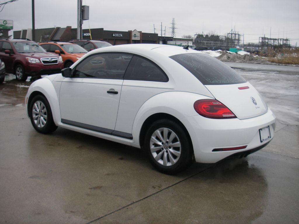 2017 Volkswagen Beetle Image 9