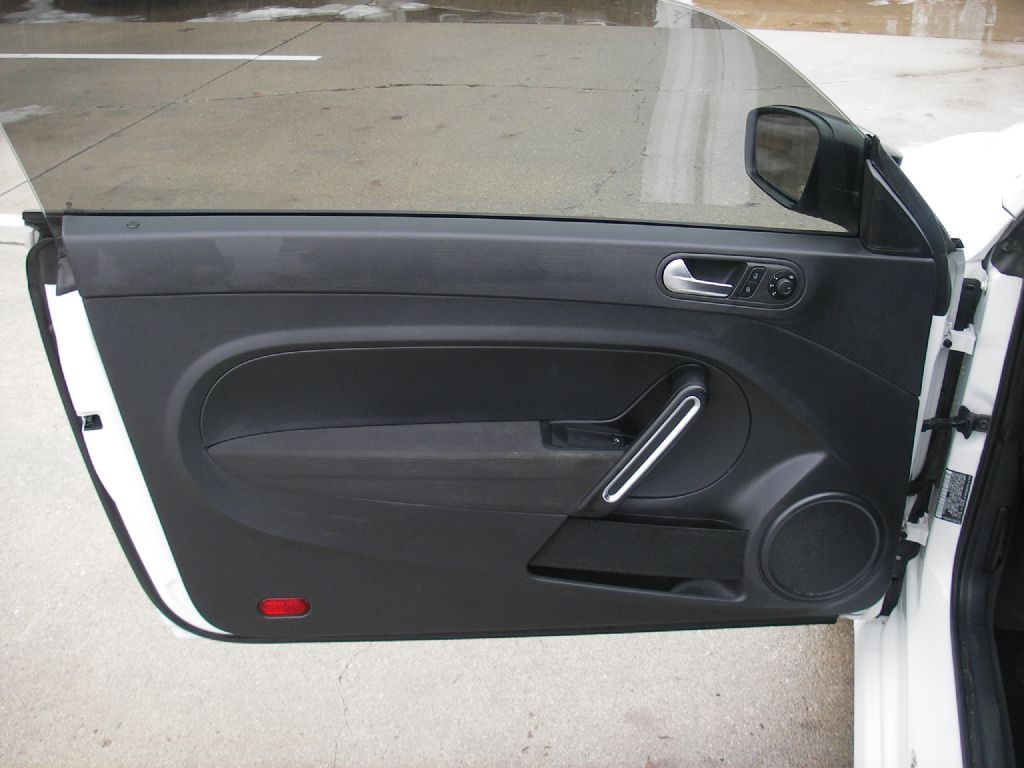 2017 Volkswagen Beetle Image 14