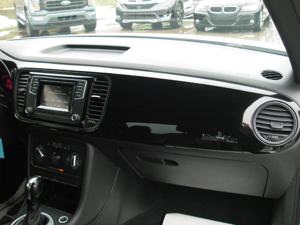 2017 Volkswagen Beetle Image 24