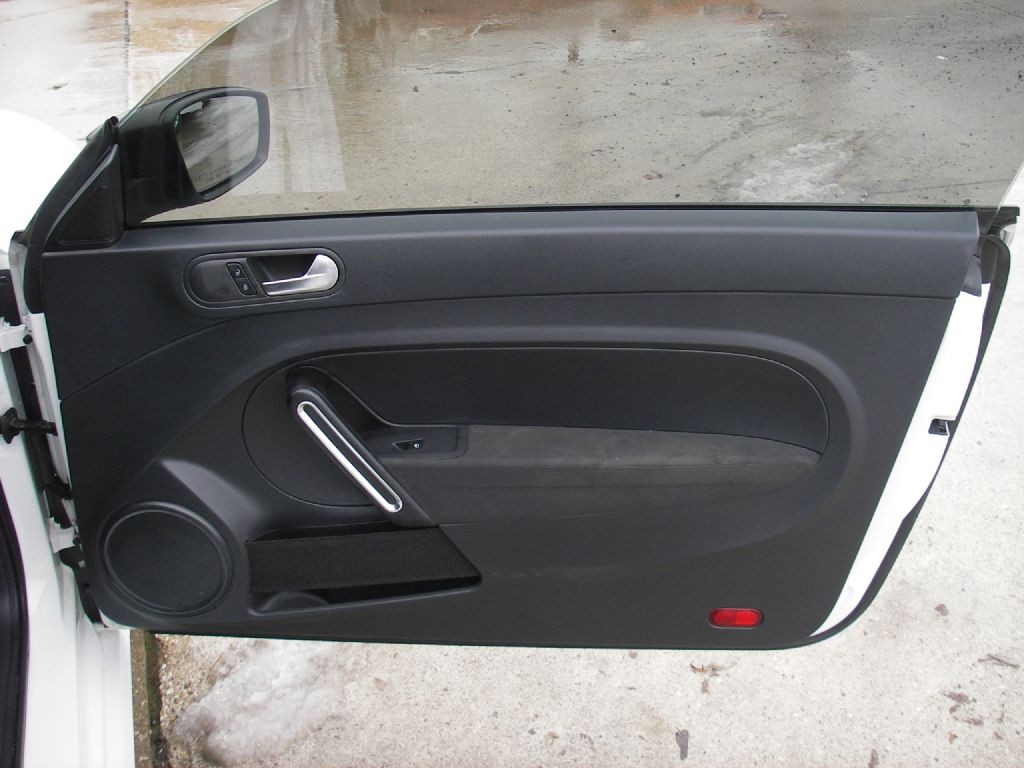 2017 Volkswagen Beetle Image 25