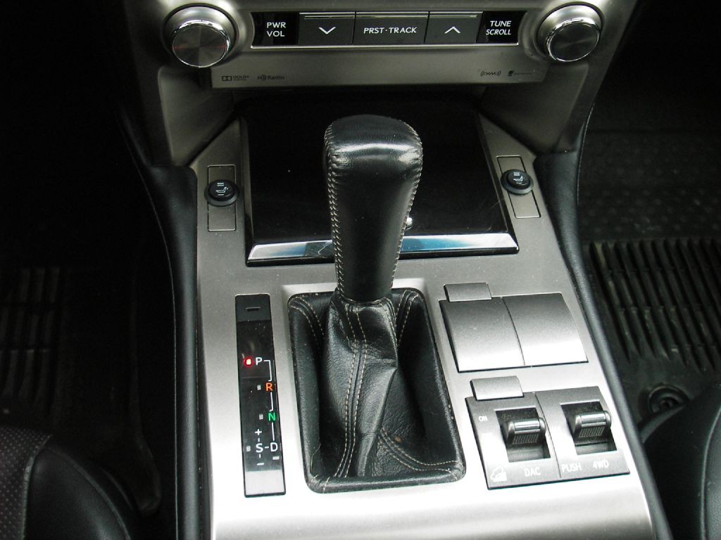 2016 Lexus GX Image 24