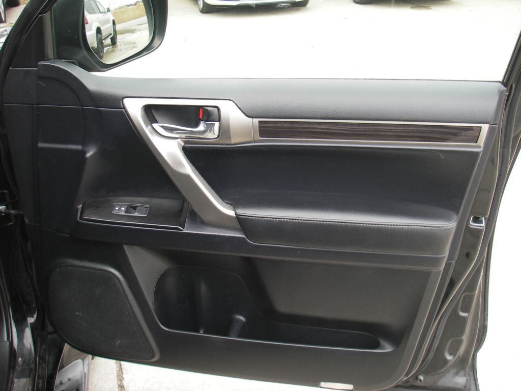 2016 Lexus GX Image 35