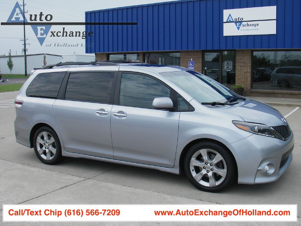 2015 Toyota Sienna Image 1