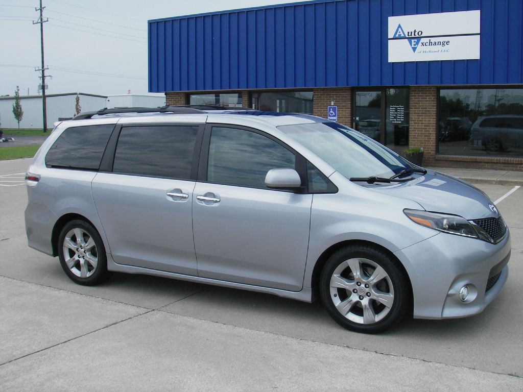 2015 Toyota Sienna Image 3