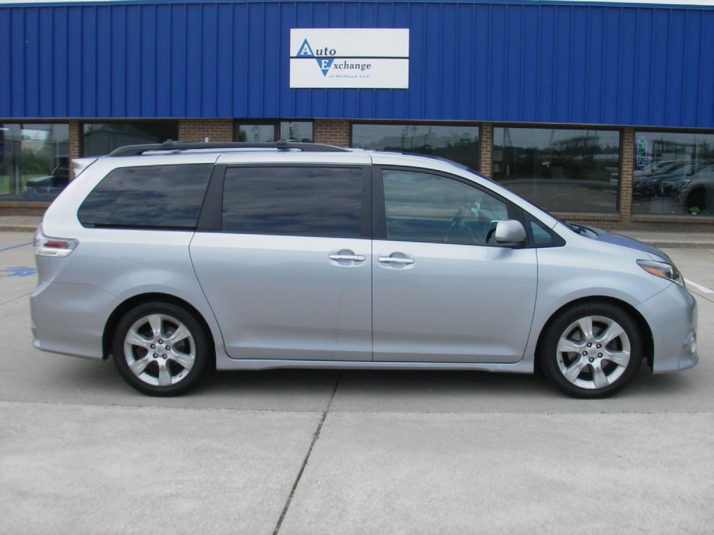 2015 Toyota Sienna Image 4