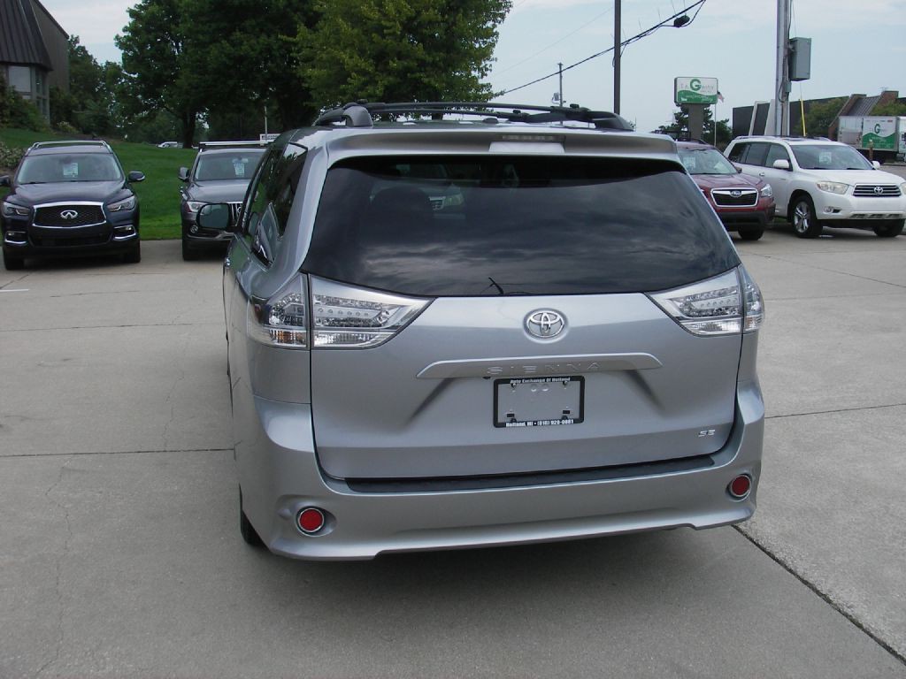 2015 Toyota Sienna Image 8