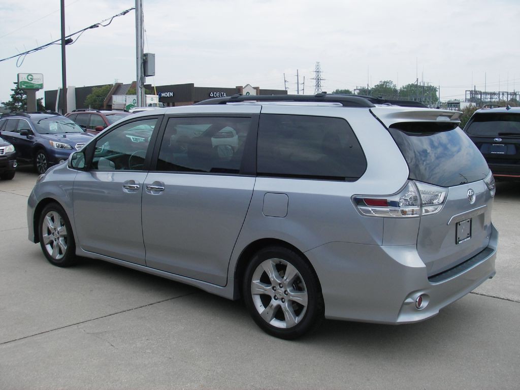 2015 Toyota Sienna Image 9