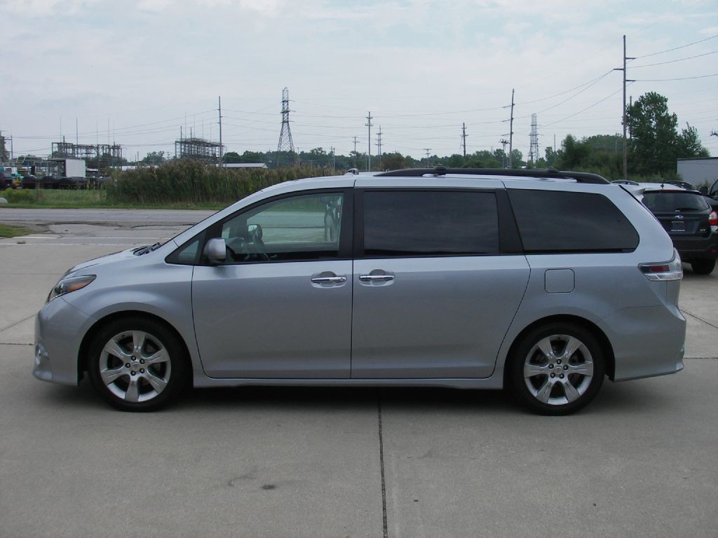 2015 Toyota Sienna Image 10