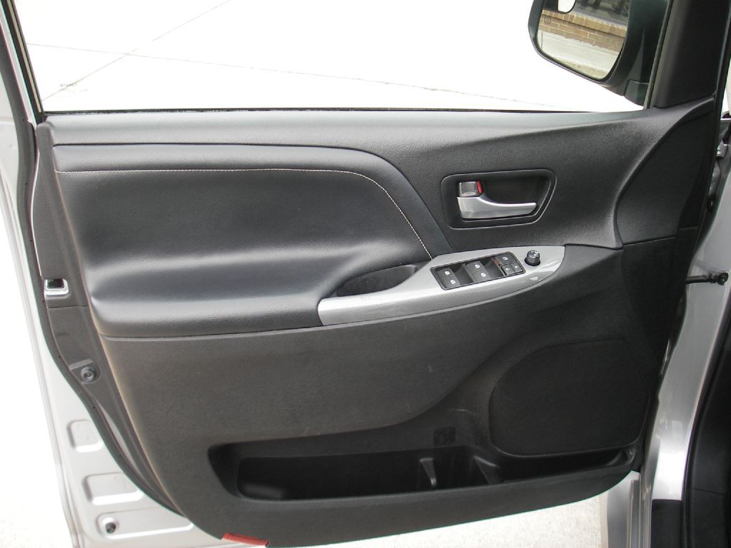 2015 Toyota Sienna Image 14
