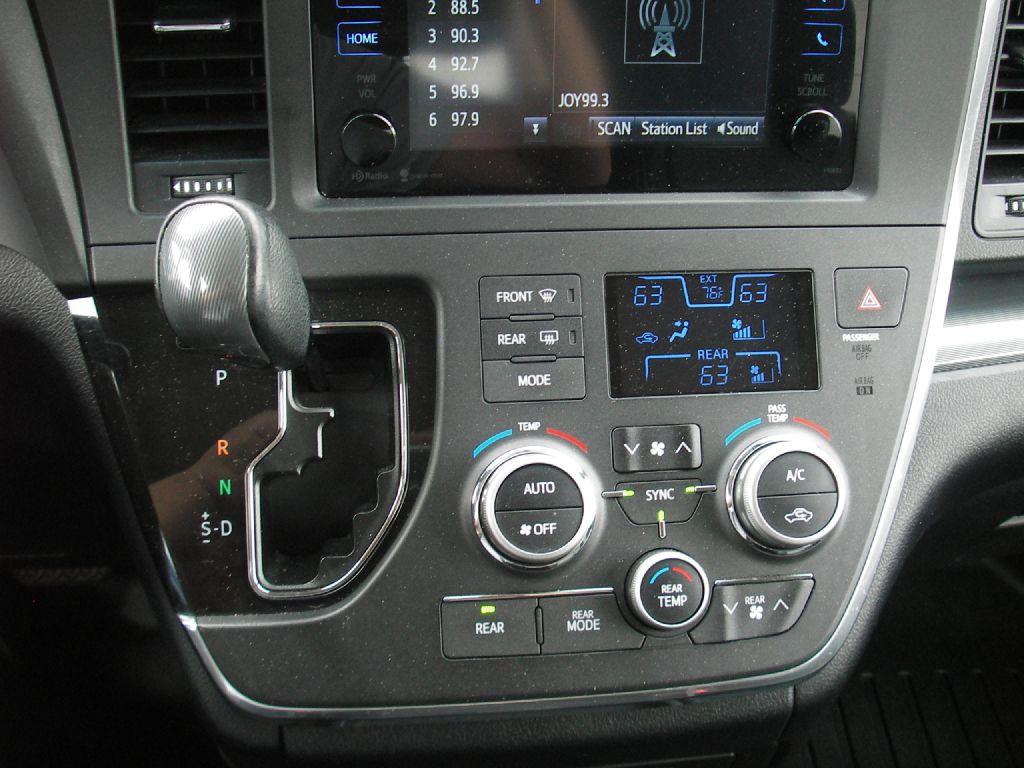 2015 Toyota Sienna Image 22