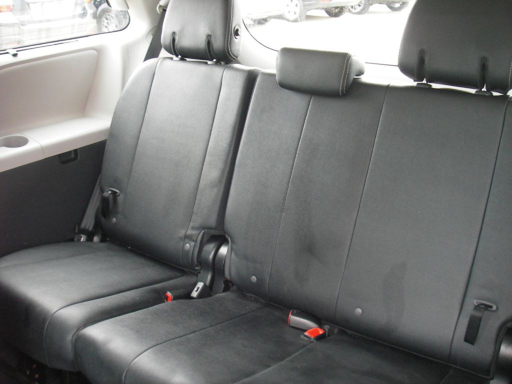 2015 Toyota Sienna Image 25