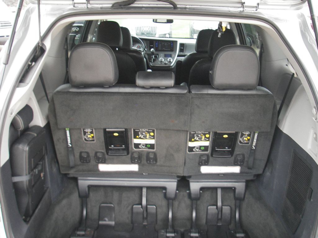 2015 Toyota Sienna Image 26
