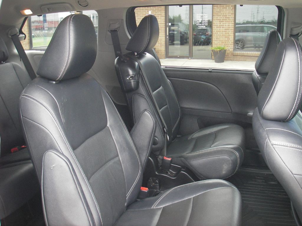 2015 Toyota Sienna Image 29