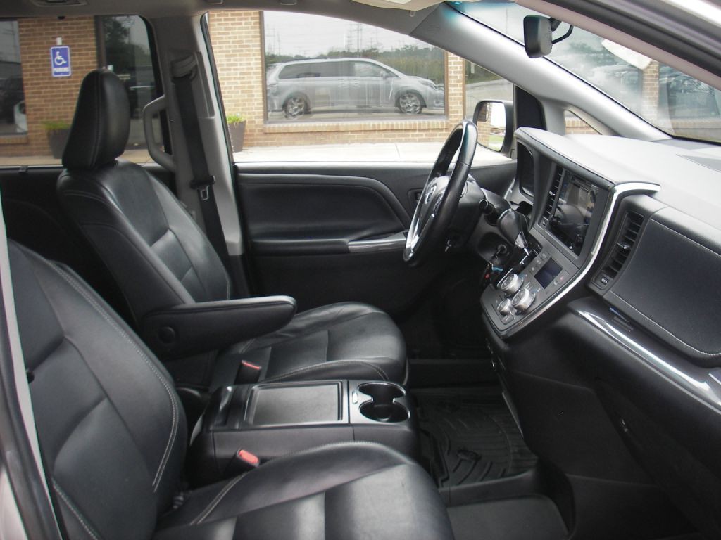 2015 Toyota Sienna Image 30