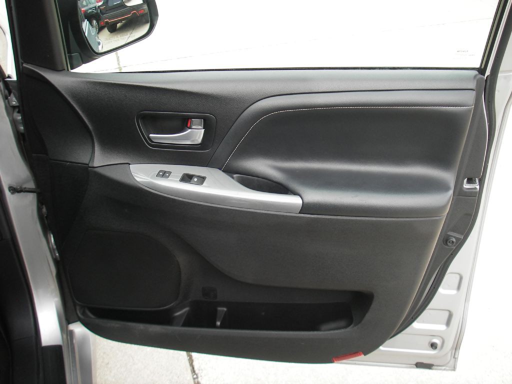 2015 Toyota Sienna Image 32