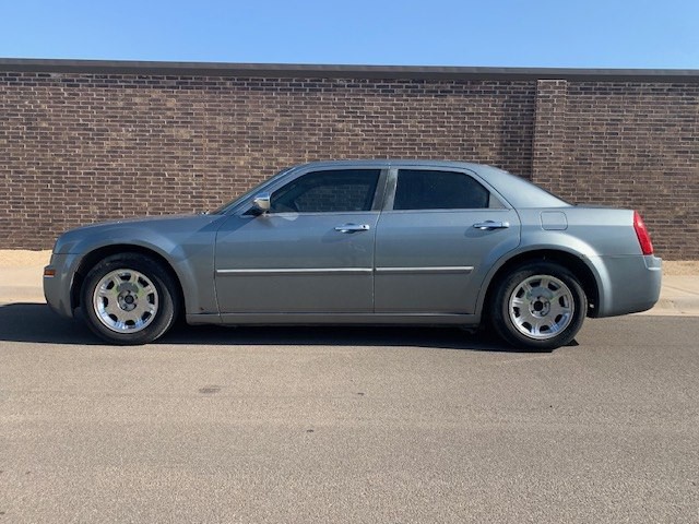 2006 Chrysler 300 Image 2