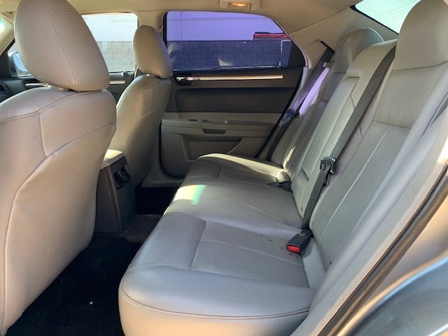 2006 Chrysler 300 Image 8