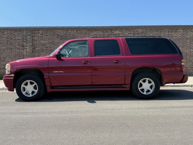 2004 GMC Yukon Image 2