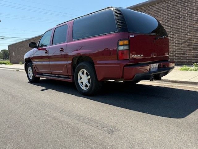 2004 GMC Yukon Image 3
