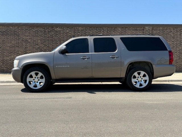 2014 Chevrolet Suburban Image 2