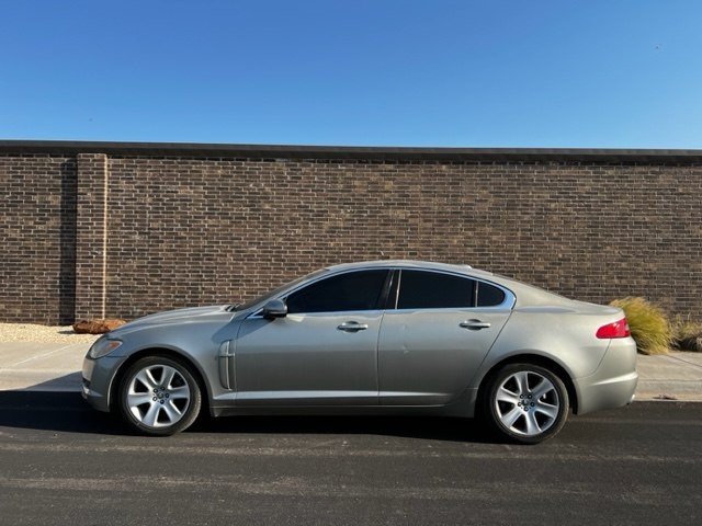 2010 Jaguar XF Image 2