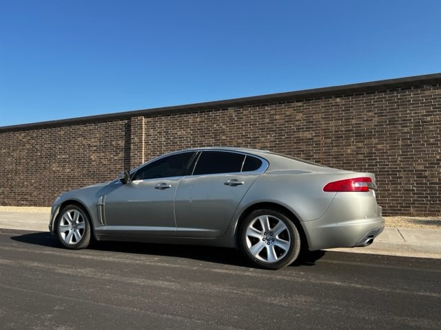 2010 Jaguar XF Image 3