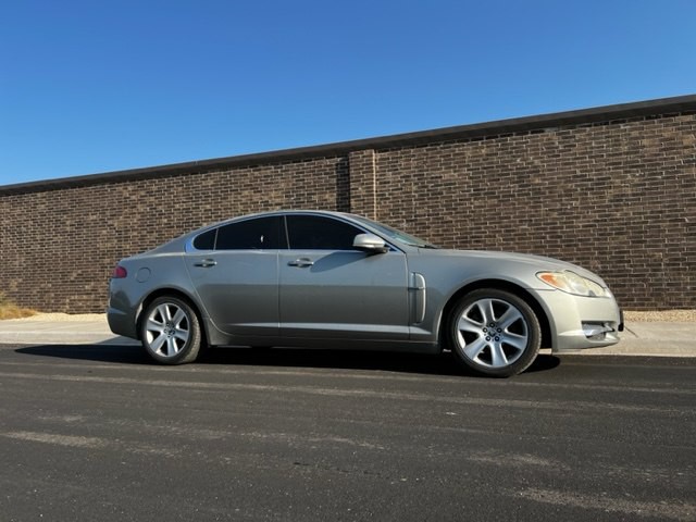 2010 Jaguar XF Image 4