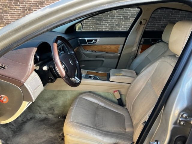 2010 Jaguar XF Image 7