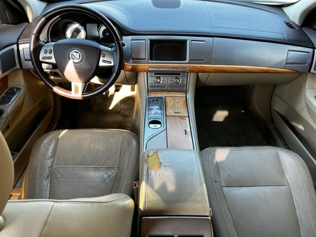 2010 Jaguar XF Image 9