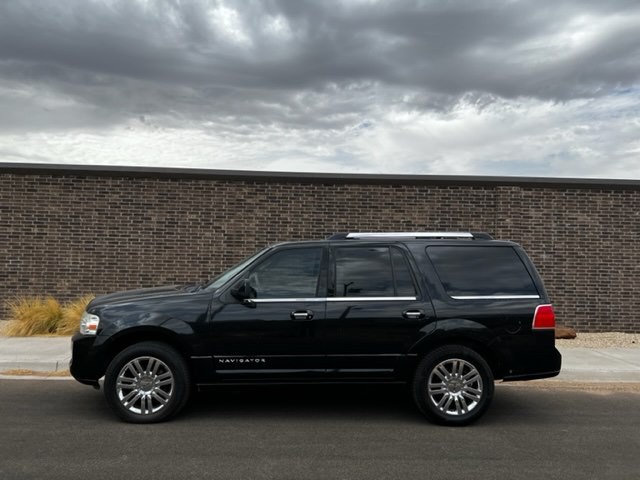 2010 Lincoln Navigator Image 2