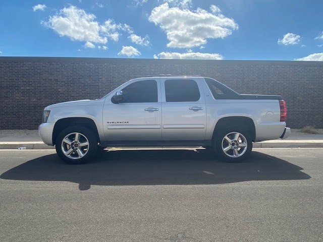 2011 Chevrolet Avalanche Image 2