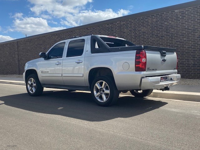2011 Chevrolet Avalanche Image 3