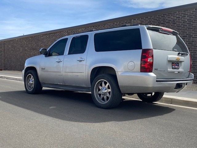 2012 Chevrolet Suburban Image 2