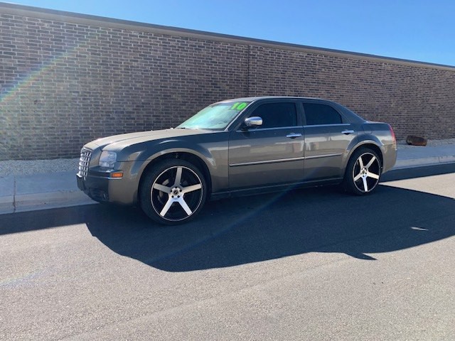 2010 Chrysler 300 Image 1