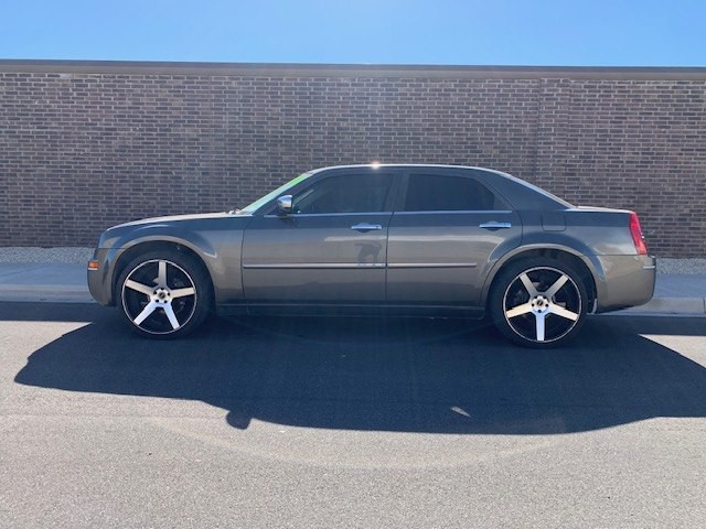 2010 Chrysler 300 Image 2