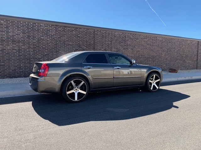 2010 Chrysler 300 Image 6