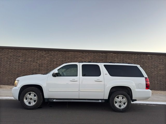 2011 Chevrolet Suburban Image 2
