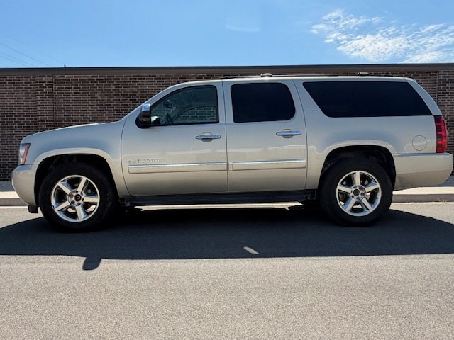 2014 Chevrolet Suburban Image 2