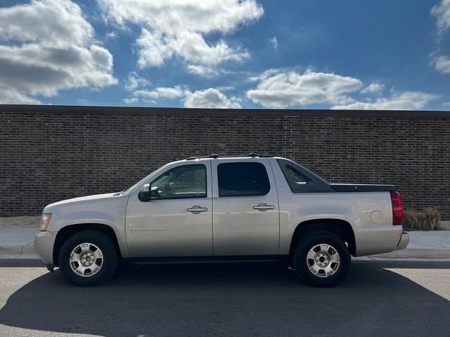 2009 Chevrolet Avalanche Image 2