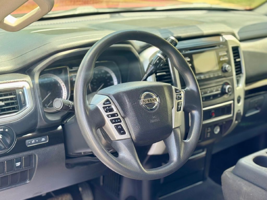 2017 Nissan Titan Image 8
